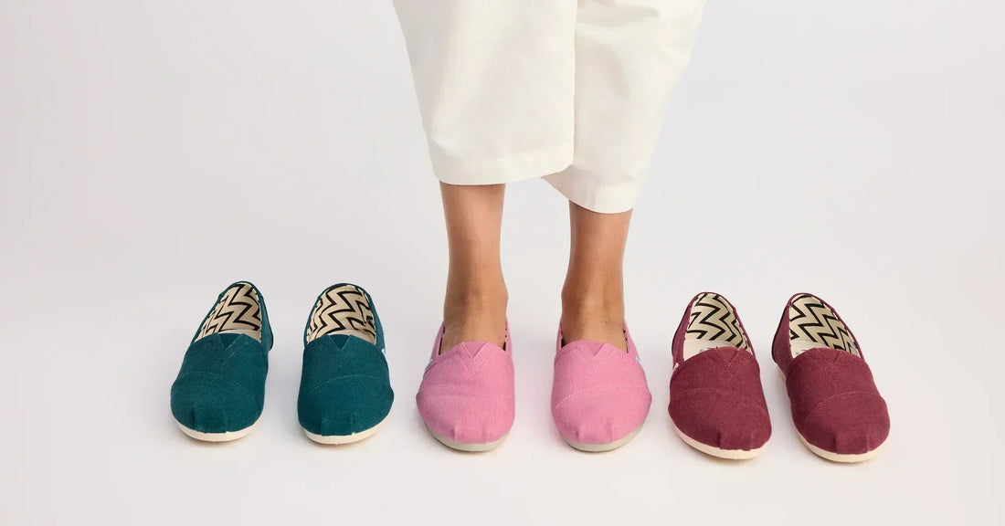 Model trying on different Alpargatas shown.