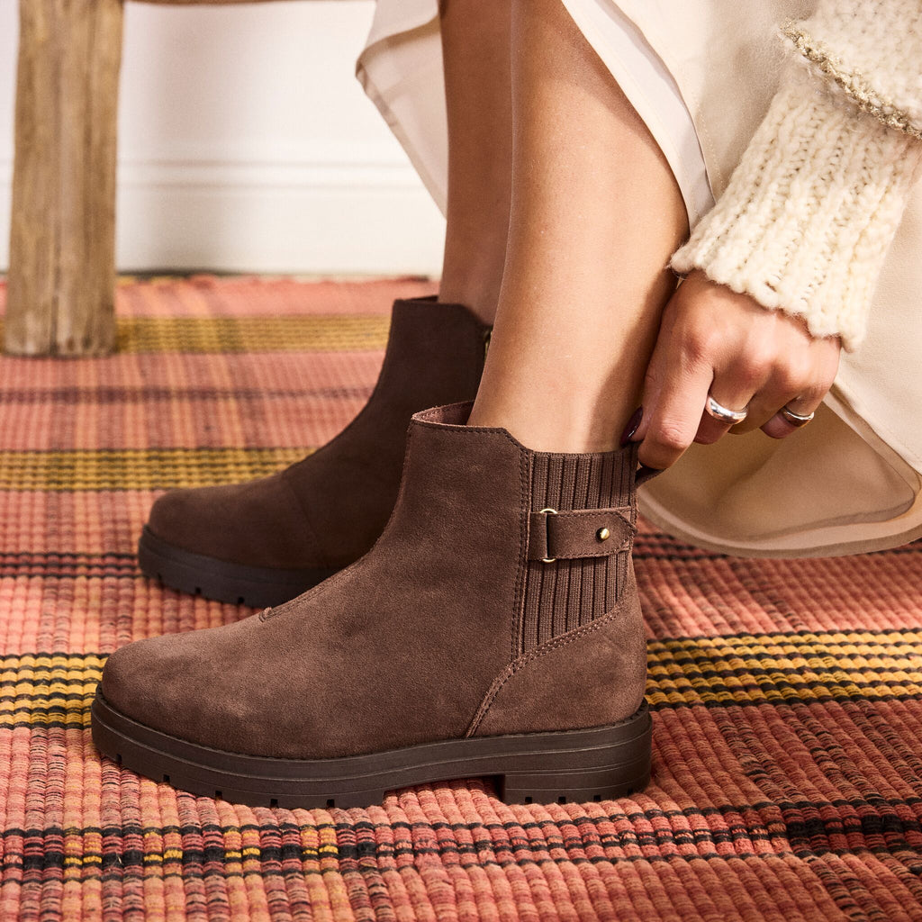 On figure image of the oak brown suede Astrid boot