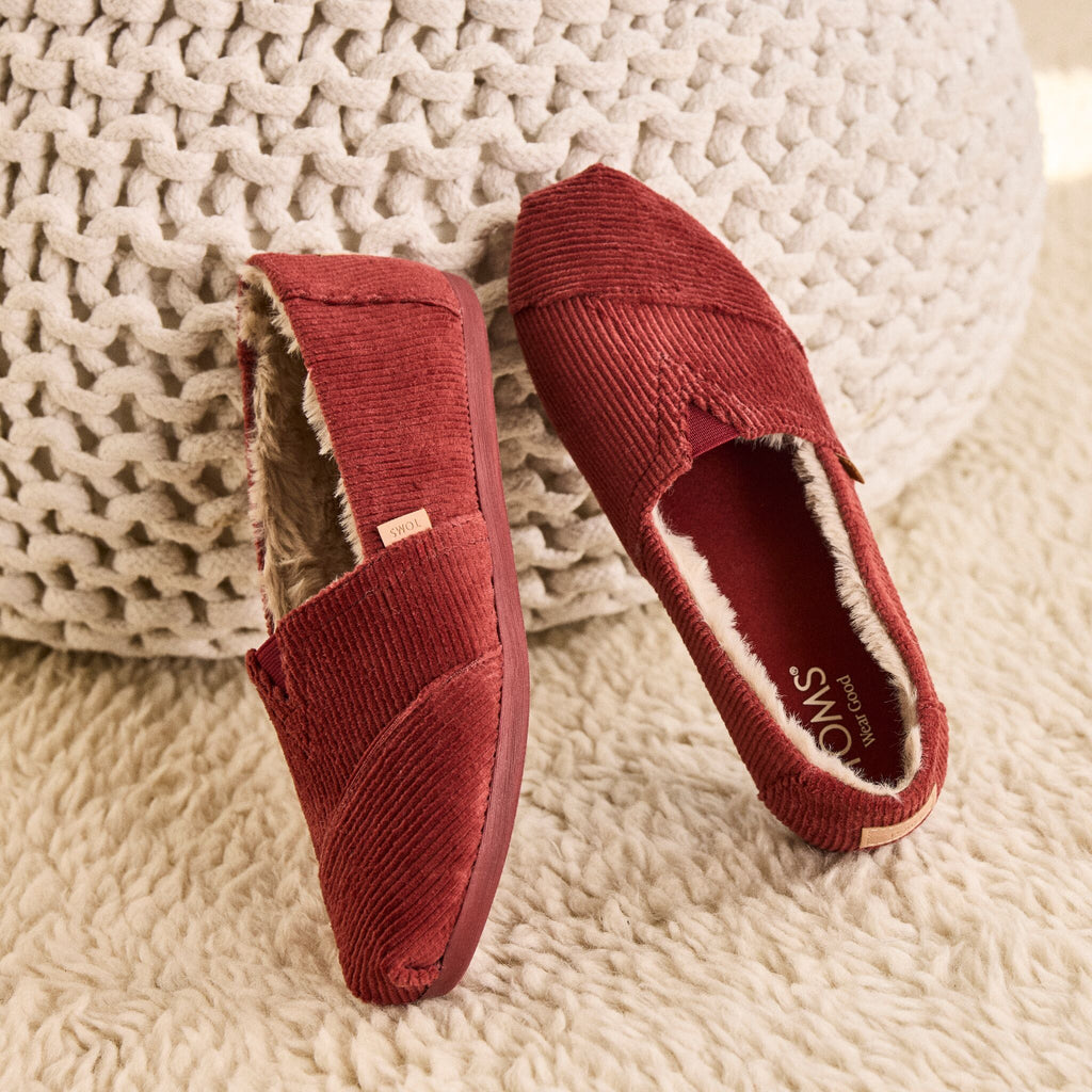 Laydown image of the maroon corduroy alpargatas with a faux fur lining