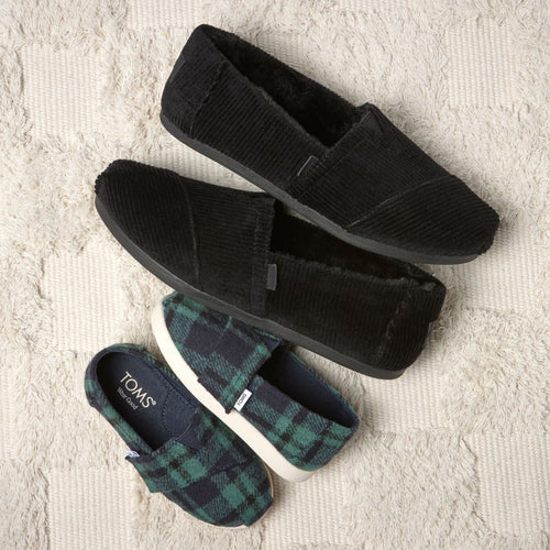 Laydown image featuring the black velvet alpargata with faux fur lining 