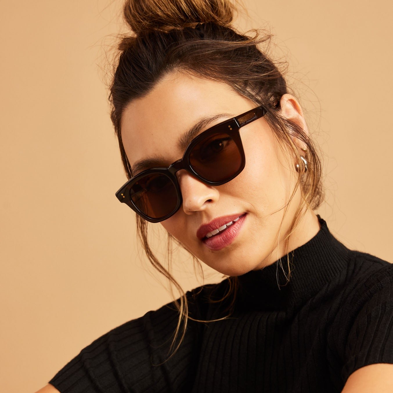 rome sunglasses in cacao crystal on female model up close detail shot