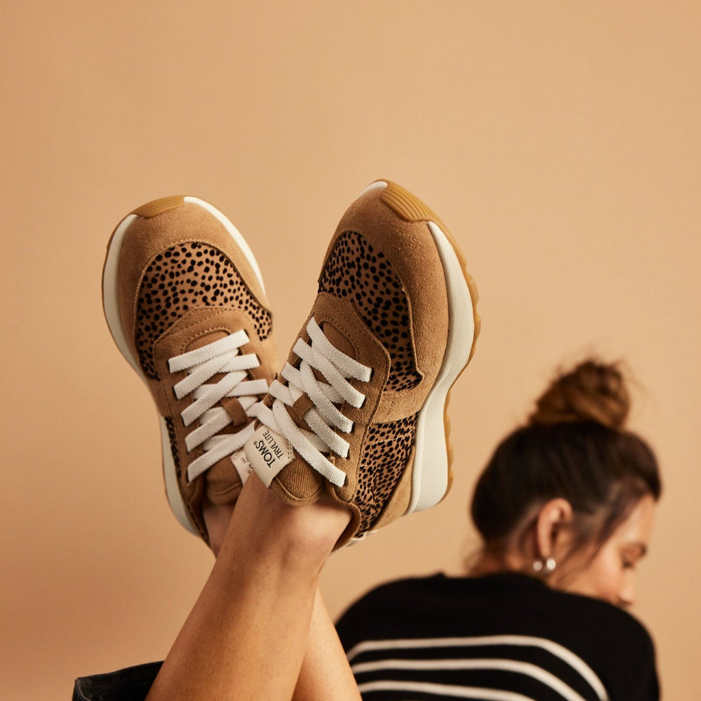 trvl lite retro runner in brown cheetah on model detail shot