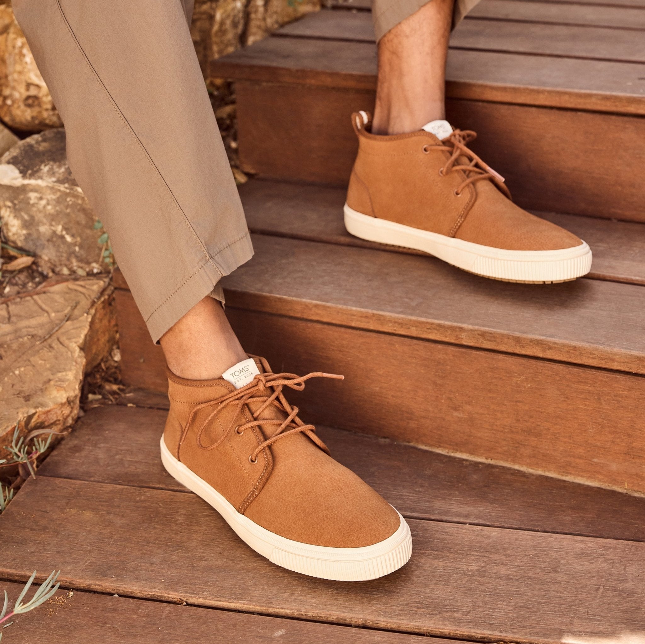 mens carlo terrain mid water resistant leather sneaker detail shot