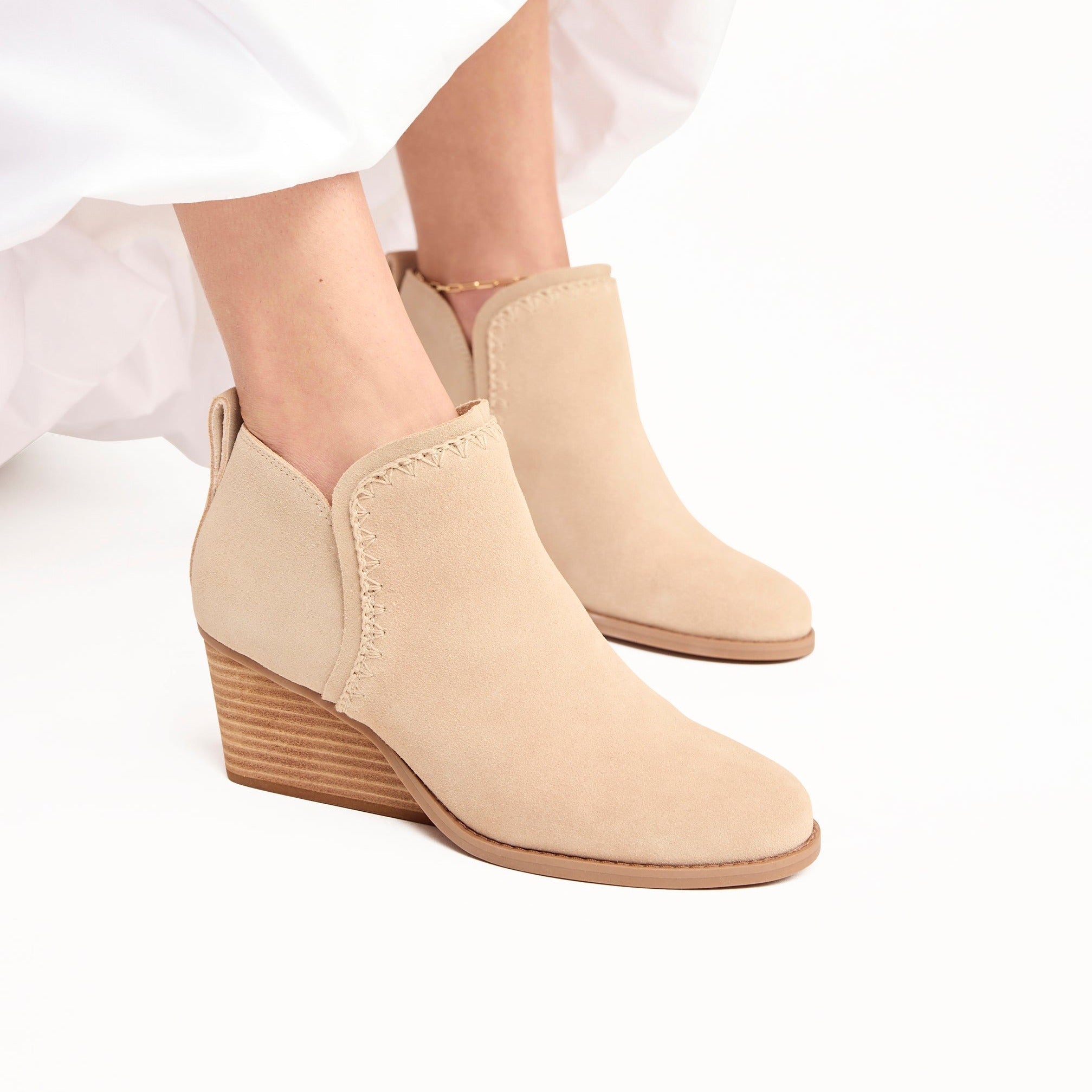 detail shot of kaia wedge ankle boot in oatmeal suede with tonal stitching