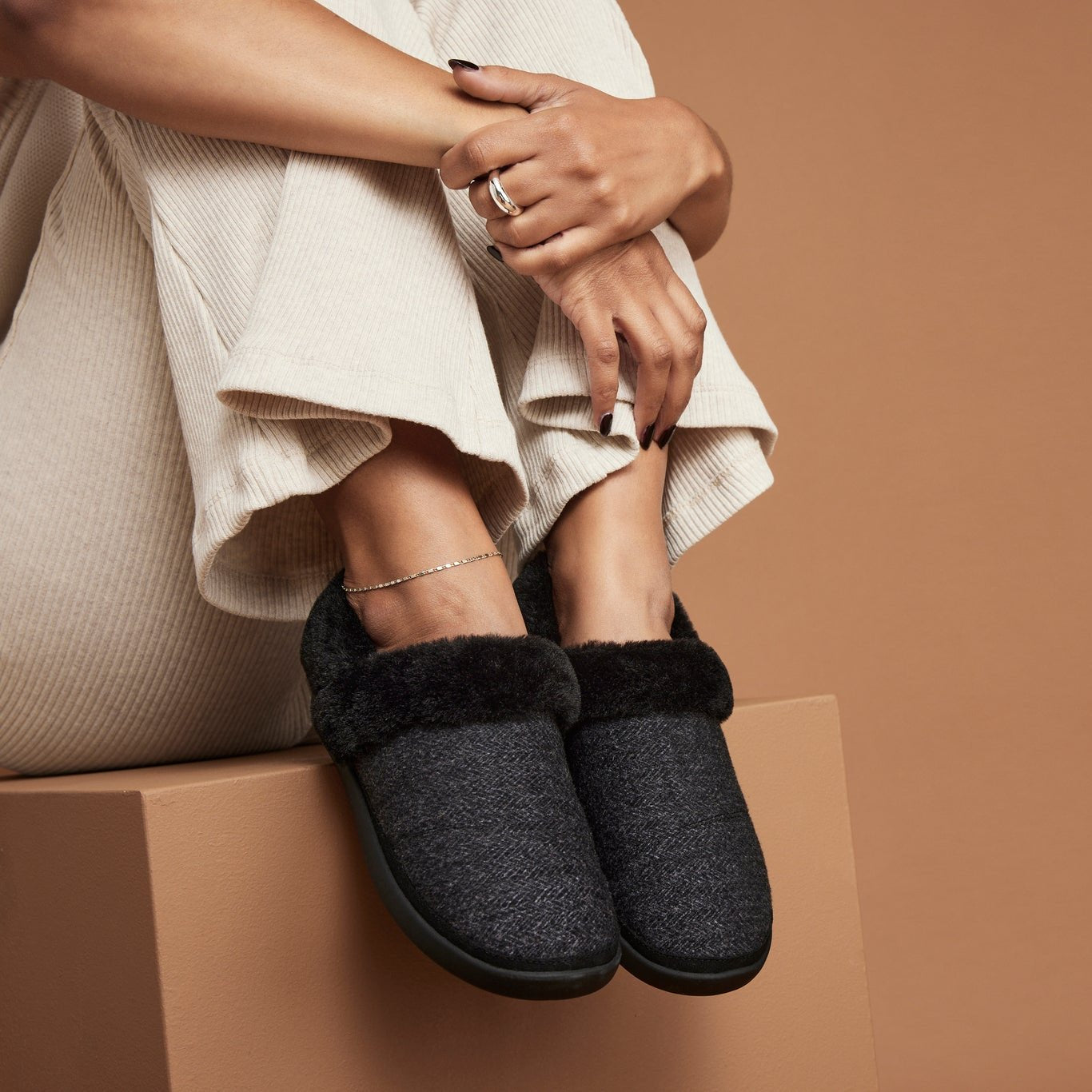 Oslo Covertible Slipper - Black Cozy Herringbone on model detail shot