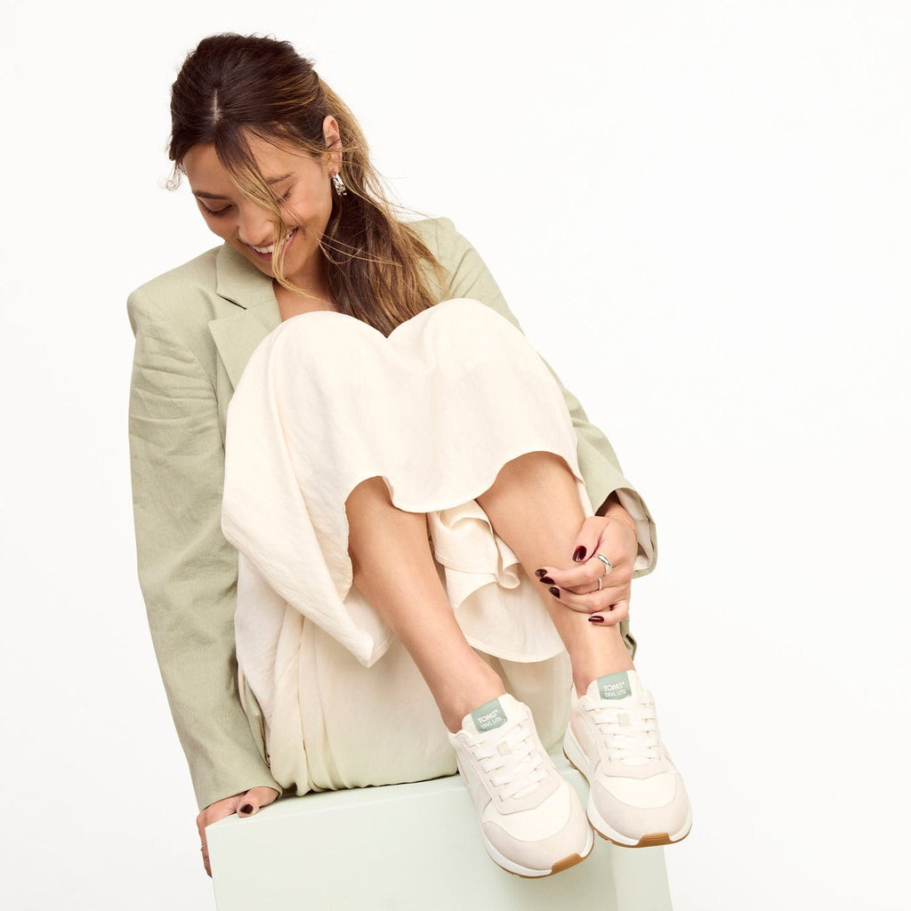 toms trvl lite retro runner sneaker in cream on model