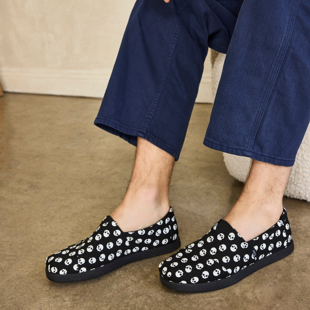 Men's Alp Fwd Black Glow in the Dark Halloween Skulls Model Image