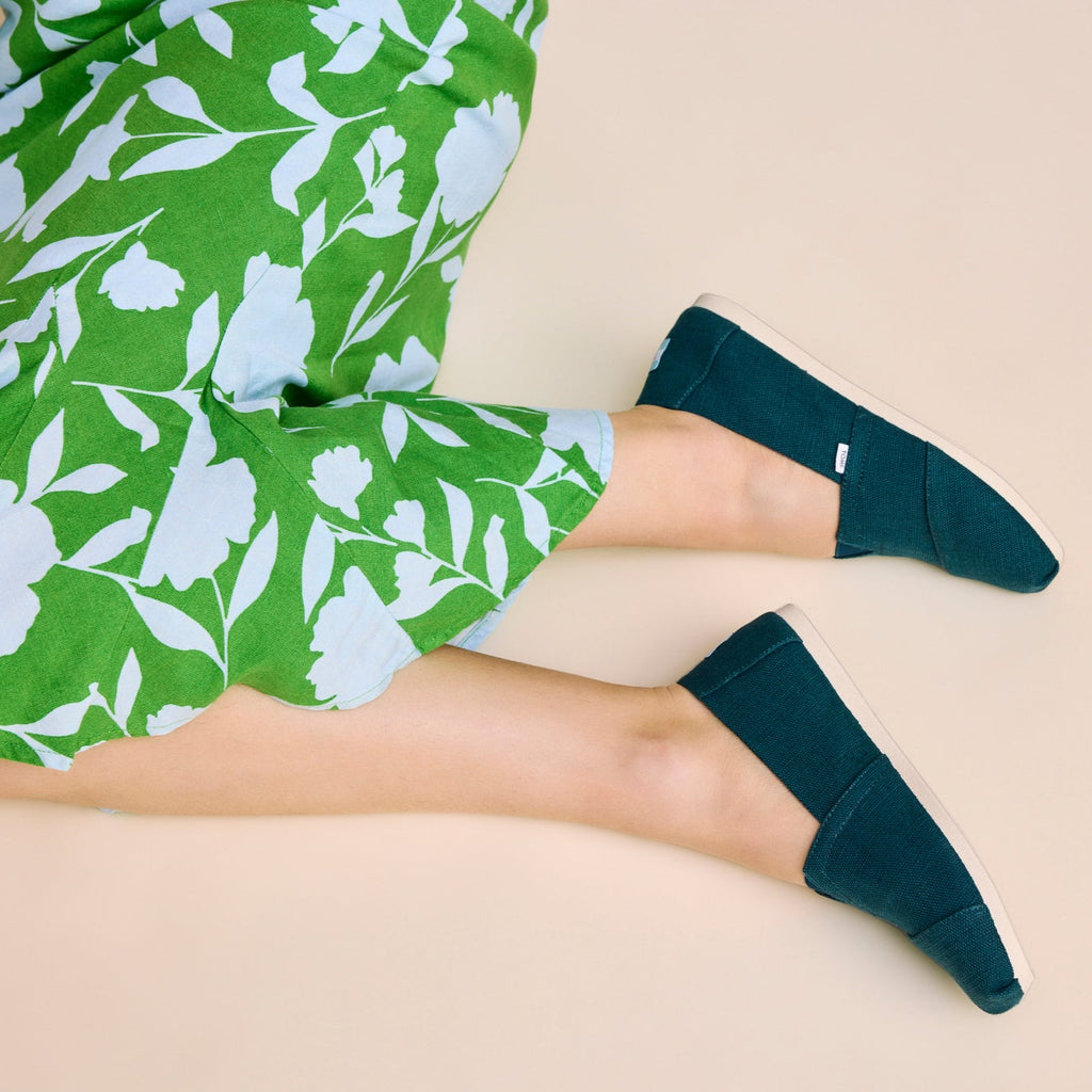 On figure image of the dark teal heritage canvas Alpargatas