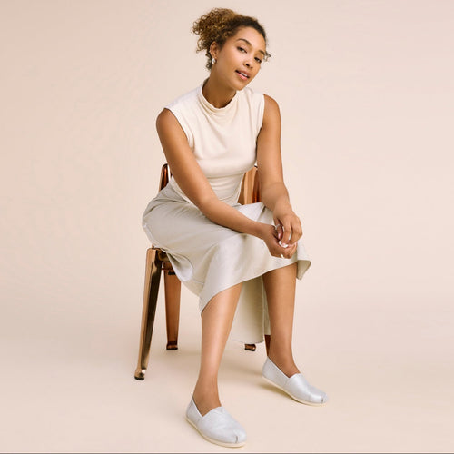 On figure image of the light grey metallic suede Alpargata