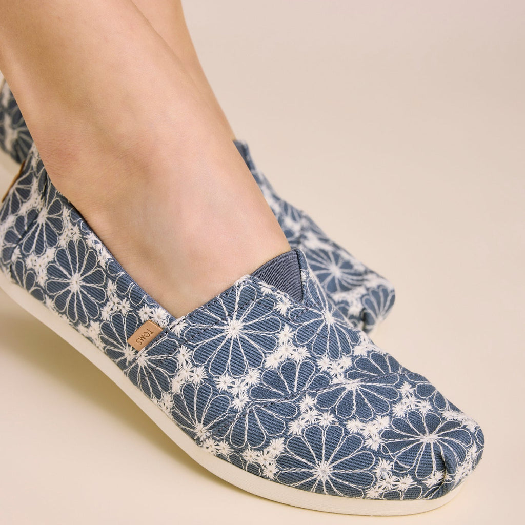 On figure image of the embroidered daisy denim Alpargata