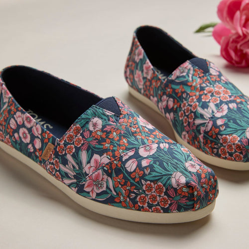 On figure image of the dark teal primrose Womens Alpargatas