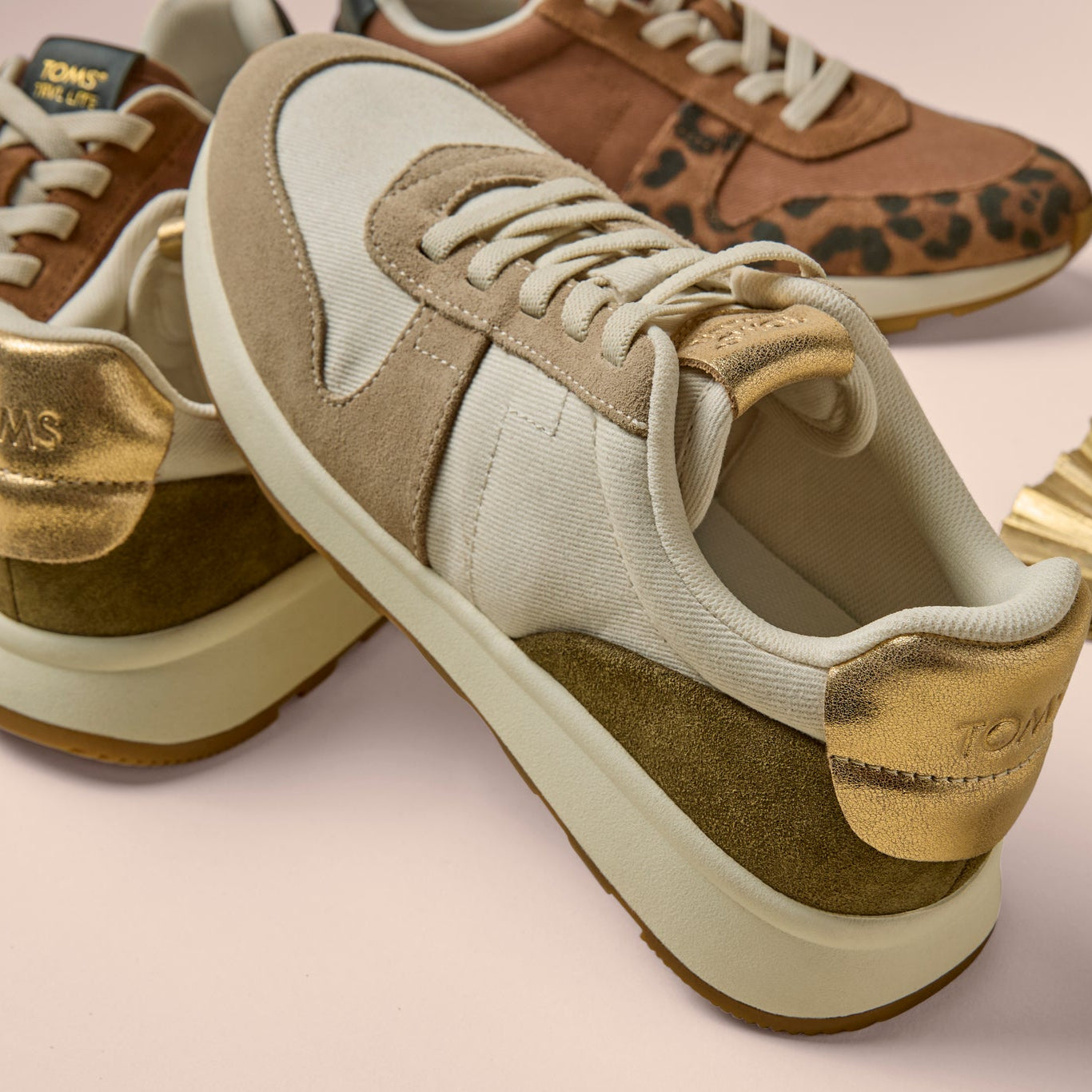 Laydown image of the oatmeal vintage twill suede metallic leather TRVL Lite Retro sneaker
