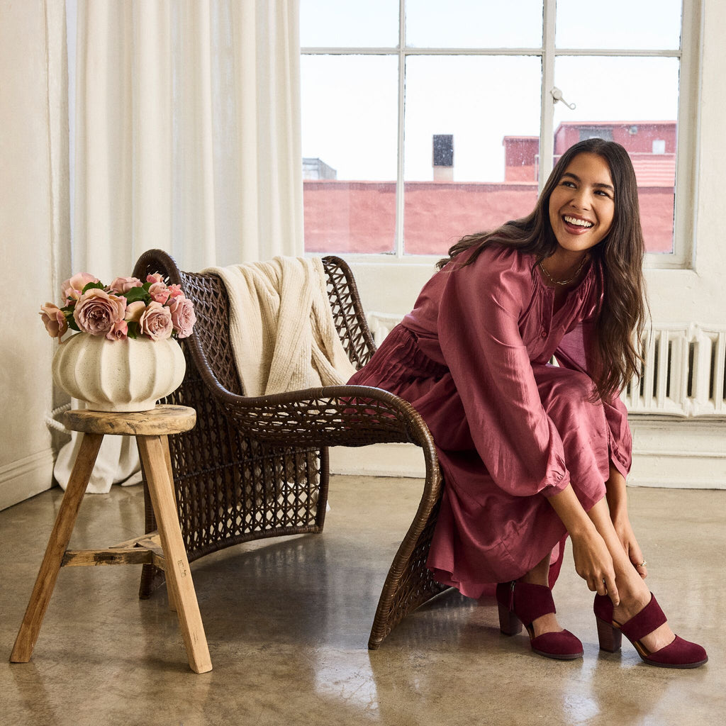 On figure image of the maroon suede Milan