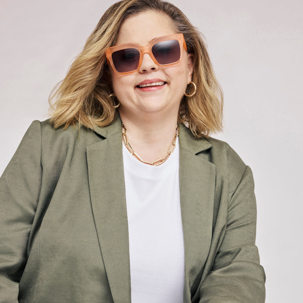 mandy teefey wearing adelaide traveler sunglasses in peach up close on model