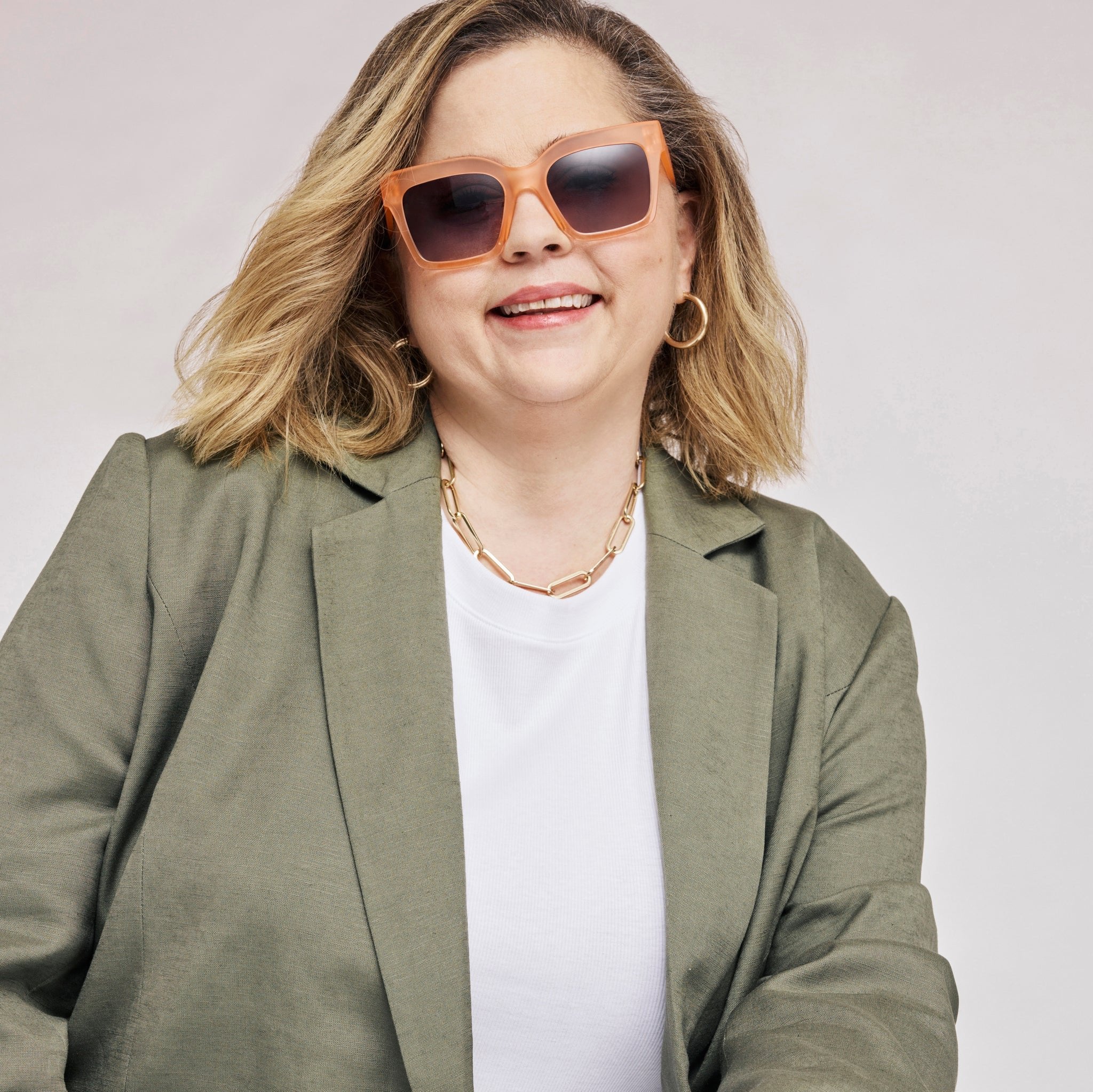 mandy teefey wearing adelaide traveler sunglasses in peach up close on model