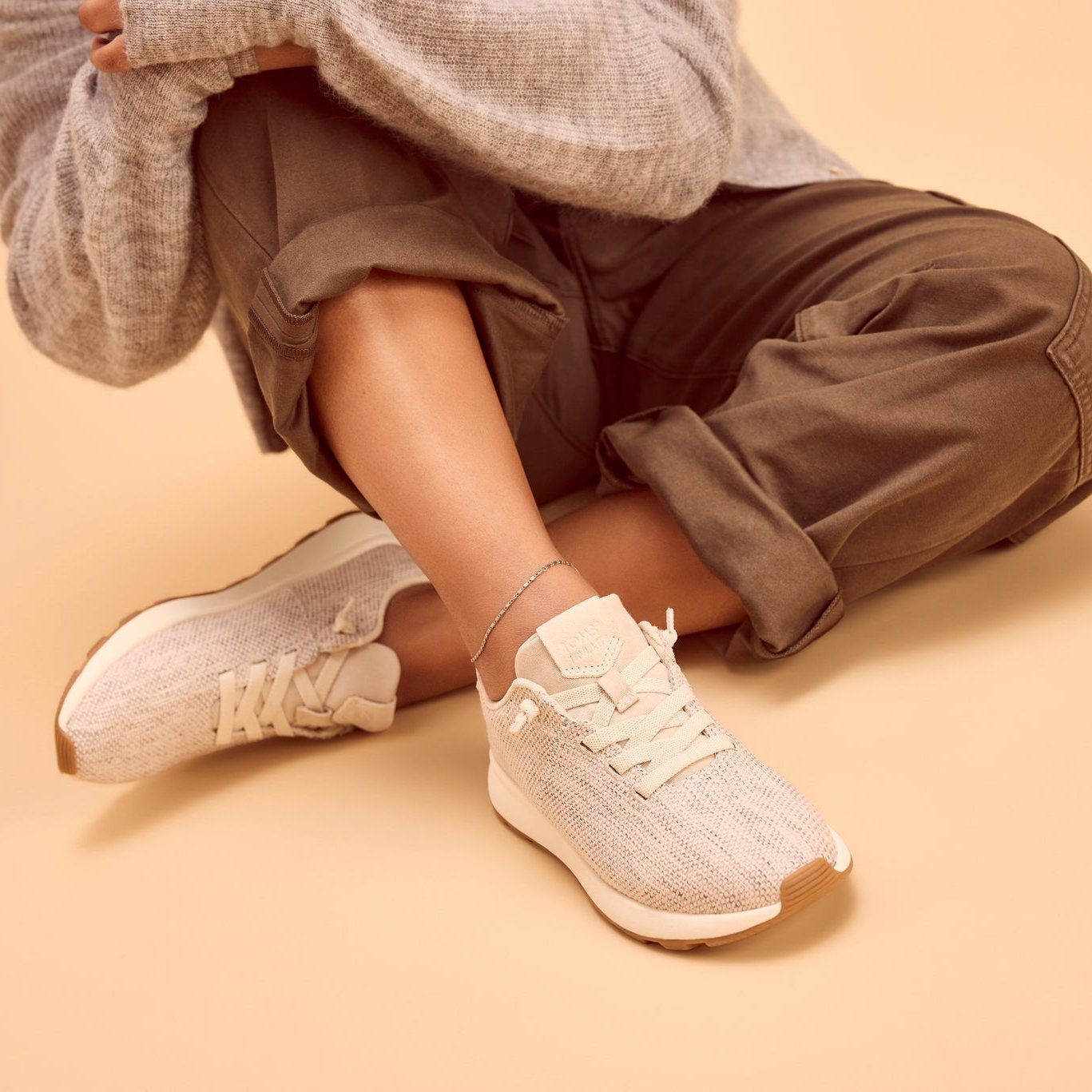 On figure image of the water repellent fog textured melange suede TRVL Lite Cabrillo lace up sneaker