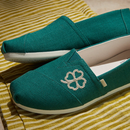 Laydown image of the green embroidered clover Alpargargata