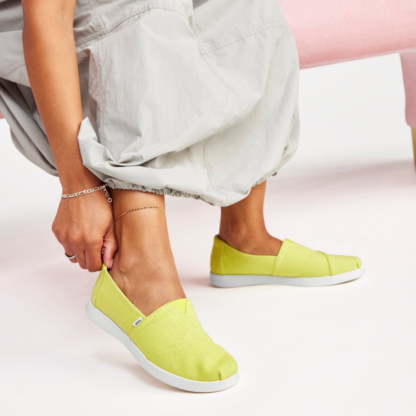 On figure image of the bright lime heritage canvas Alpargata Plus 