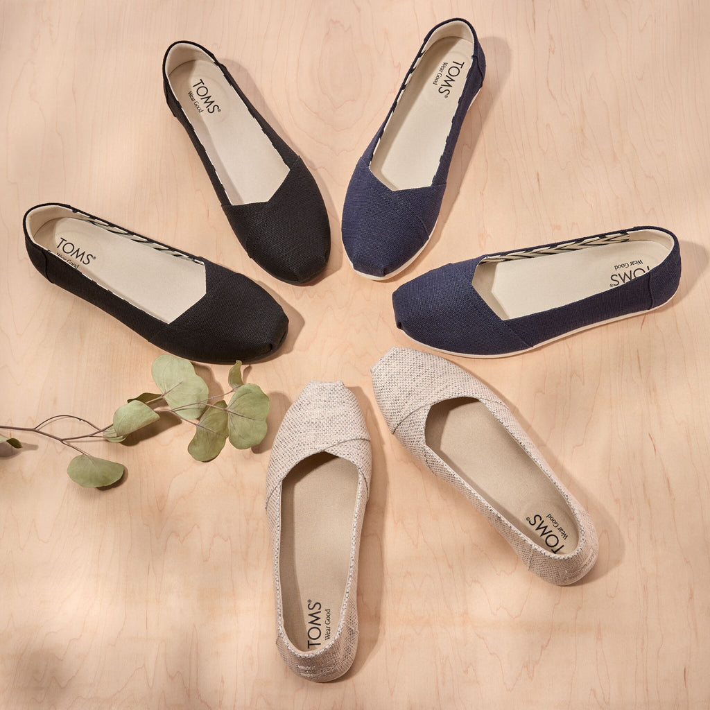 Laydown image of the black, navy and natural heritage canvas ballet Alpargatas