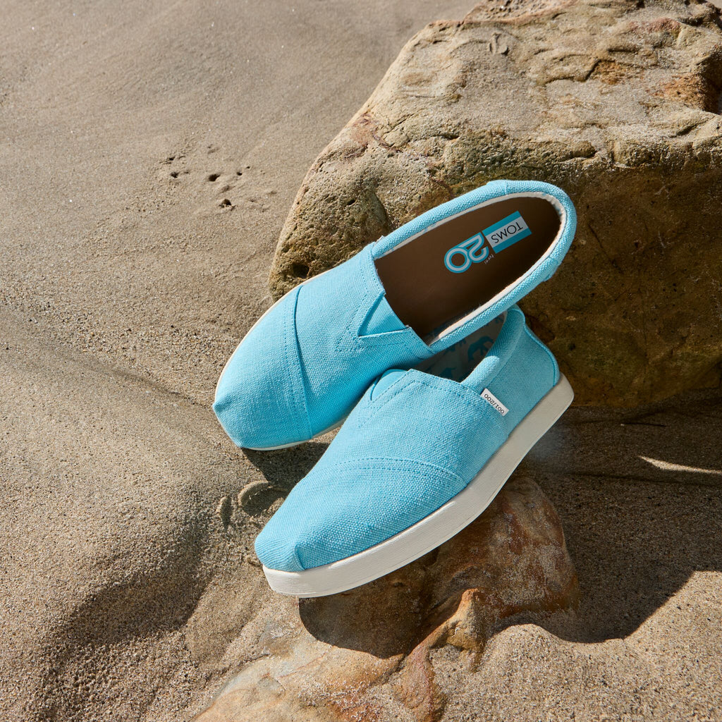 Laydown image of the women's limited edition cerulean blue Alpargata Plus